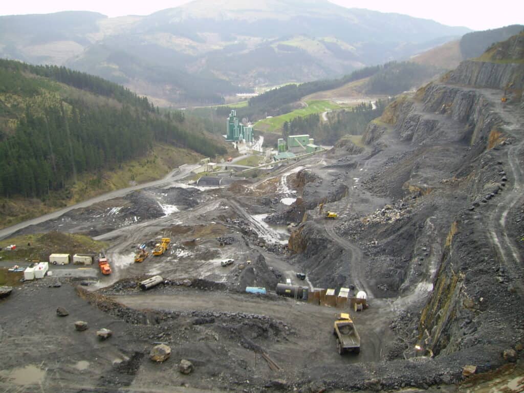 Caverna de explotación en Apario