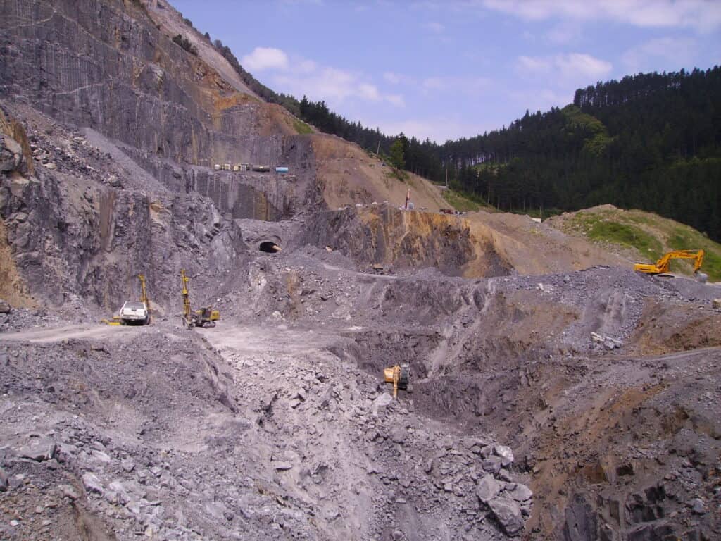 Caverna de explotación en Apario